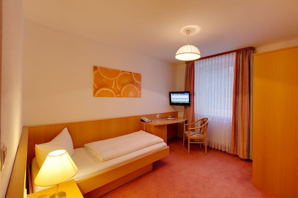 Hotel Pfaelzer Wald Бад Бергцаберн Екстериор снимка