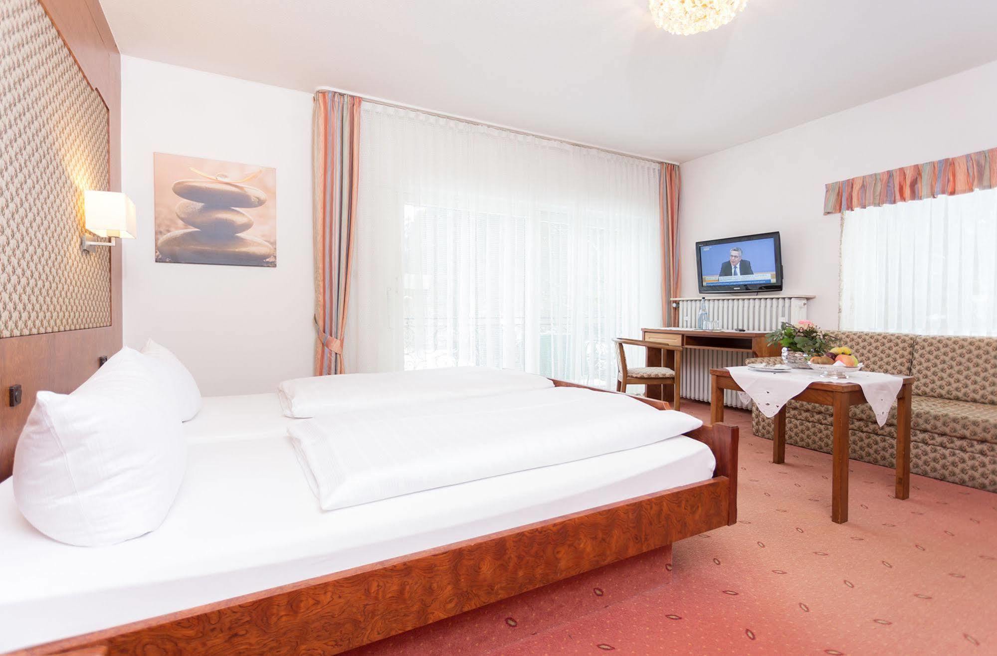 Hotel Pfaelzer Wald Бад Бергцаберн Екстериор снимка